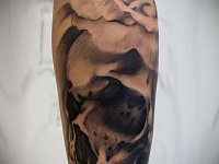 Мужская тату череп с розами