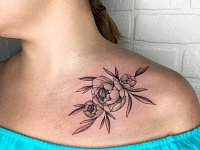 Татуировка пионы на ключице