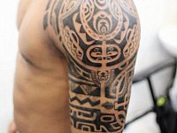 Тату полинезия на плече