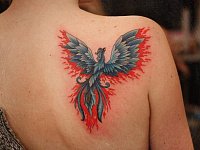 Татуировка птица феникс на лопатке
