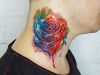 Тату роза акварель на шее