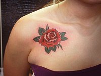 Небольшая тату красная роза