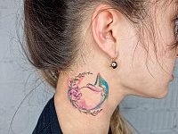 Тату колибри на шее