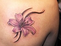 тату лилия на лопатке