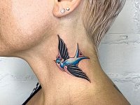 Татуировка ласточка на шее