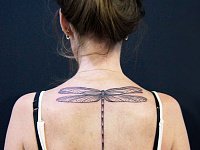 Татуировка стрекоза на шее сзади