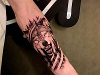 Тату волк с оскалом на руке