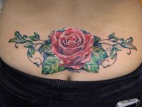 тату роза и листья на пояснице