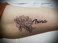 Тату на руке имя с цветком