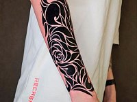 Тату в стиле блекворк на руке