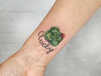 Тату клевер с надписью