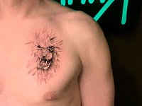 Тату лев в осколках