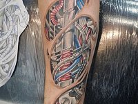 Татуировка биомеханика рессора на предплечье