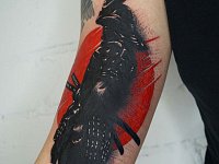 Тату самурай на бицепсе