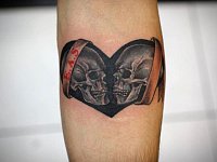 Тату черепа в сердце