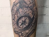 Тату компас на ноге