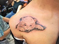 небольшая тату белый медвежонок