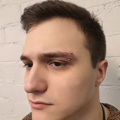 Прокол брови мужской