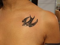 татуировка ласточка на груди