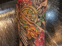 тату часы с крыльями