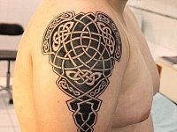 Тату кельтские узоры на плече