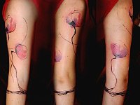 Тату на руке цветы у девушки