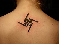 тату в виде знака