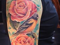 Татуировка птицы и розы