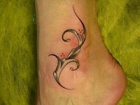 Женская тату узор на ноге