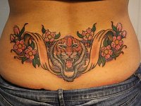 Тату на пояснице тигр