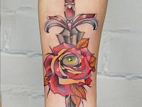 Тату кинжал с розой