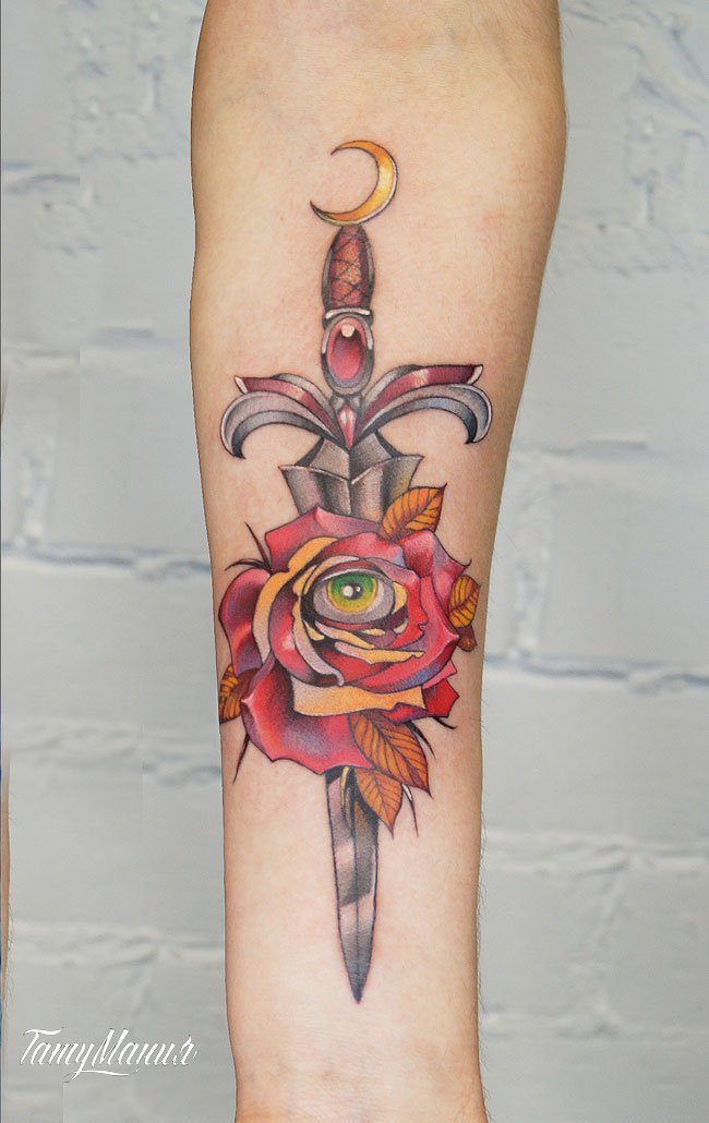 Тату кинжал с розой