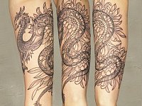 Тату дракон с цветами