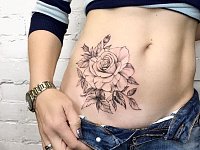 Татуировка роза на животе