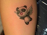 Маленькая тату панда с крыльями