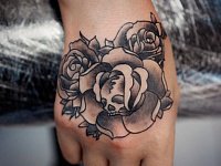Тату черепа и розы