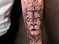 Тату лев в короне