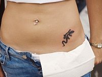 Тату сбоку живота ящерица