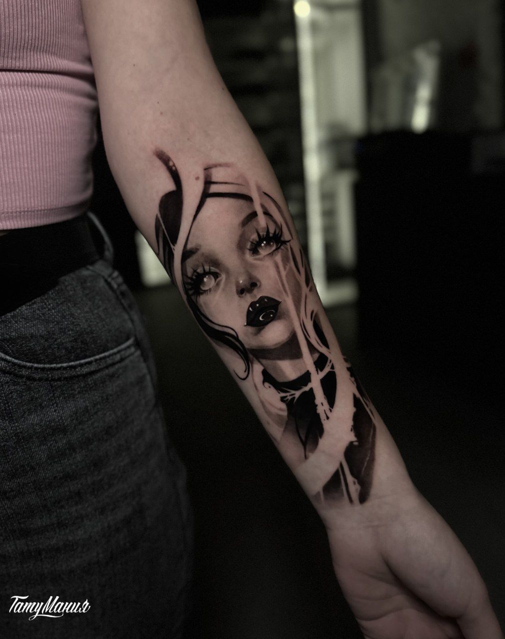 Тату черно-белый портрет девушки 