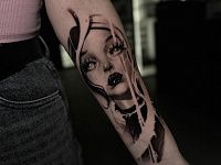 Тату черно-белый портрет девушки 