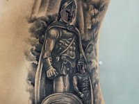Тату спартанец на боку