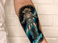 Татуировка космонавт на руке