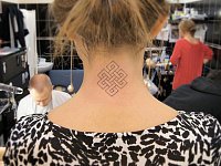 татуировка на шее