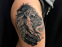 Тату лев на бедре