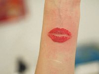 Татуировка на запястье поцелуй