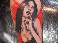 тату девушка в стиле треш полька