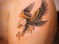 Тату орёл на плече