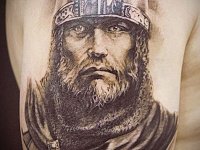 Тату рыцарь на плече