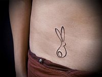 Тату кролик на животе