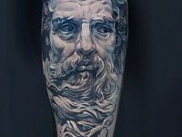 Тату посейдон на ноге